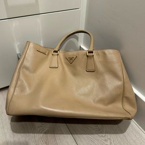 Prada Saffiano Galleria Lux XL in nude